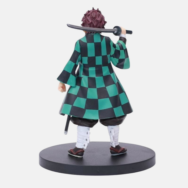 Vue de dos de la figurine de Tanjiro Kamado montrant les détails de son haori à damier.