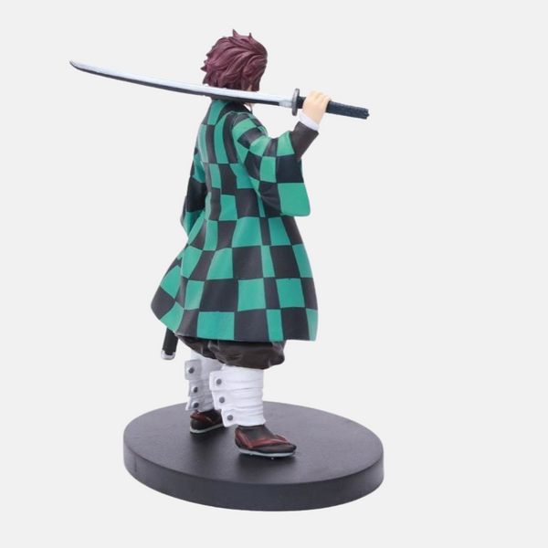 Gros plan sur le visage de la figurine de Tanjiro Kamado avec sa cicatrice et ses boucles d'oreilles Hanafuda.