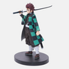 Vue de profil de la figurine de Tanjiro Kamado de 16cm, katana à la main.