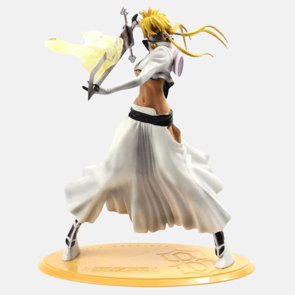 Figurine de Tia Harribel, la Tercera Espada de Bleach, dans sa pose de reine, main sur son Zanpakutō.