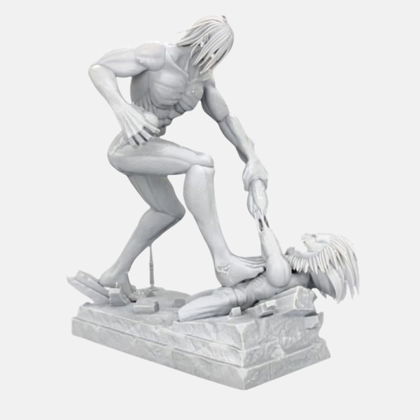 Figurine diorama de L'Attaque des Titans montrant le Titan Assaillant d'Eren Jäger dominant le Titan Mâchoire de Porco Galliard.