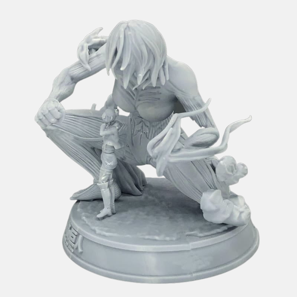 Figurine du Titan Féminin de L'Attaque des Titans, forme d'Annie Leonhart, dans sa posture de combat d'arts martiaux.