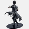 Vue latérale de la figurine de Dabi, montrant les détails de son long manteau noir et de ses cicatrices agrafées sur le visage.