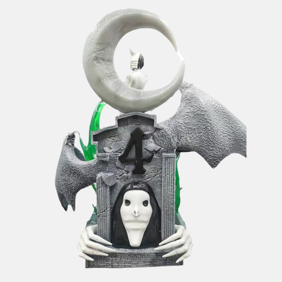 Vue de dos de la figurine de Ulquiorra Cifer en Resurrección, montrant l'envergure de ses ailes noires et le tatouage du numéro 4 de l'Espada sur sa poitrine.