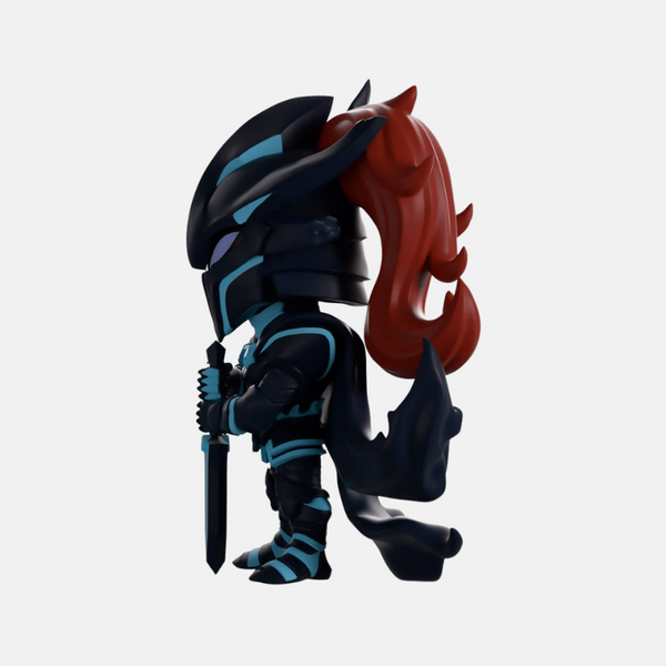 Gros plan sur la figurine vinyle d'Igris de Solo Leveling, montrant le heaume avec son panache rouge.