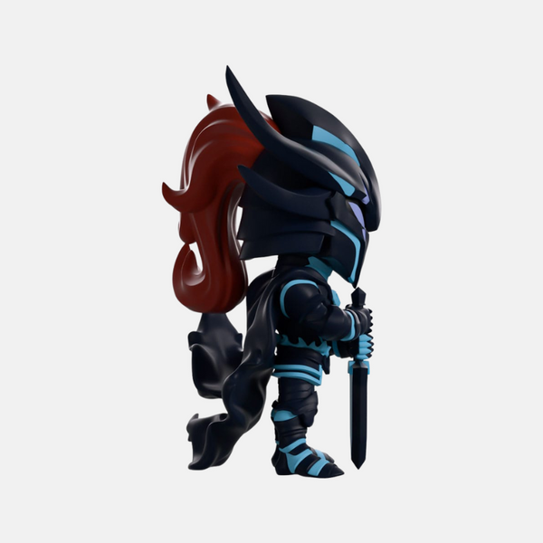 Vue de profil de la figurine vinyle d'Igris, montrant sa cape et son épée.