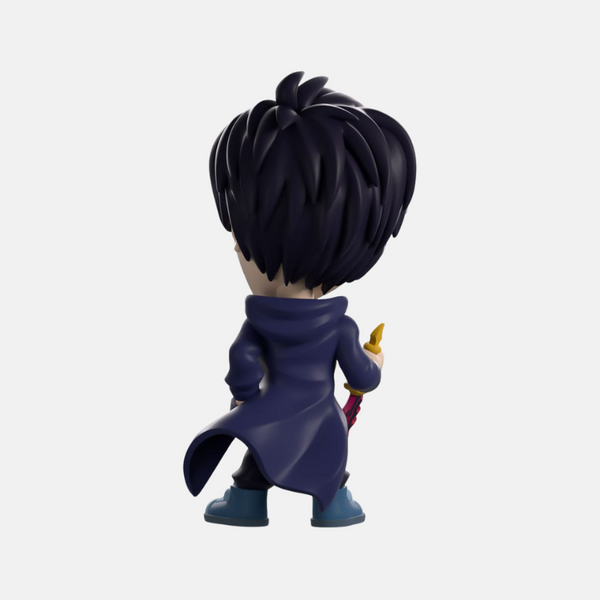 Vue de dos de la figurine vinyle de Sung Jin-Woo, mettant en avant les détails de sa tenue de Chasseur.