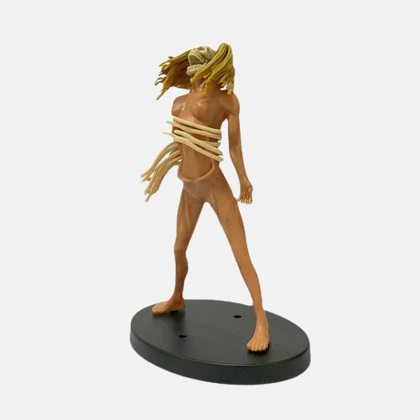 Vue de dos de la figurine de Ymir, montrant sa coiffure en queue de cheval et l'emblème des Ailes de la Liberté sur sa veste.