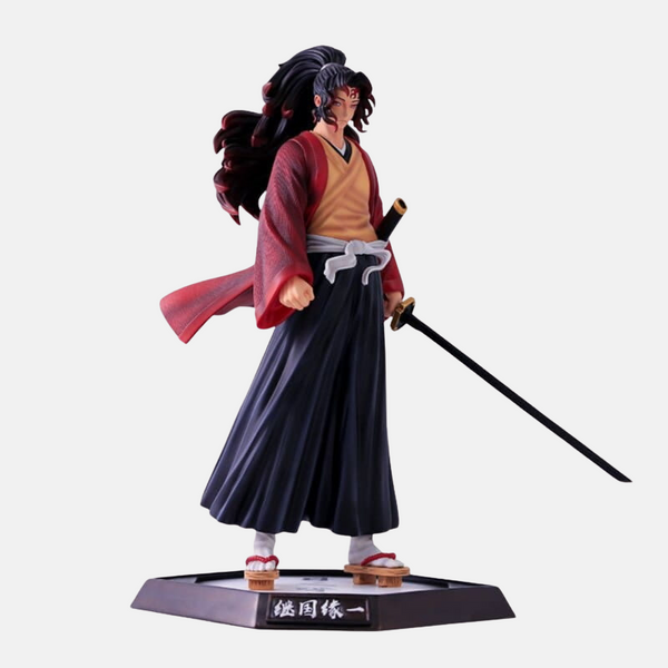 Figurine de Yoriichi Tsugikuni, le créateur du Souffle du Soleil de Demon Slayer, avec sa marque et ses boucles d'oreilles Hanafuda.