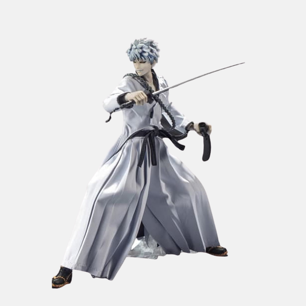 Vue de dos de la figurine Zangetsu, montrant son shihakushō blanc et la manière dont il tient son sabre sur son épaule.