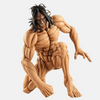 Figurine Eren Titan, pose accroupie, cheveux longs noirs