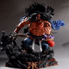 kaido one piece sur socle noir avec cape ondulante
