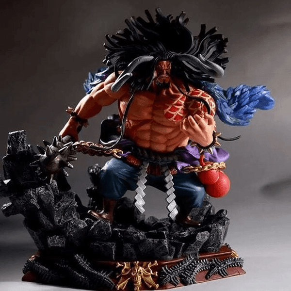 kaido one piece sur socle noir avec cape ondulante