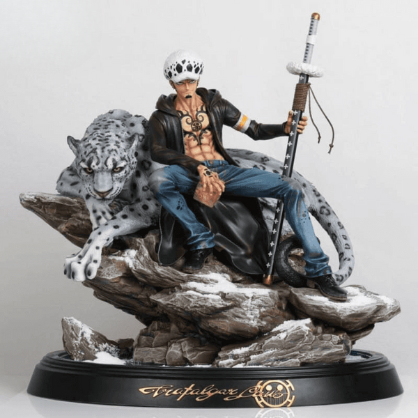 trafalgar d law en position assise sur base sculptée avec son épée