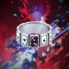 Bague Hisoka en titane, vue de face avec motif cartes sur fond rouge