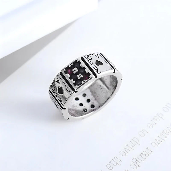 Bague Hisoka portée à la main, design élégant et original