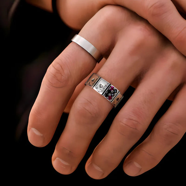 Bague en titane Hisoka sur fond blanc, symboles de cartes visibles