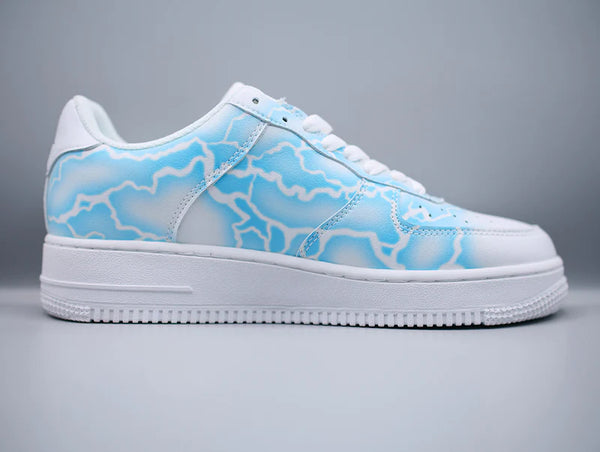 Baskets Killua avec éclairs bleus et silhouette du personnage, vue du dessus