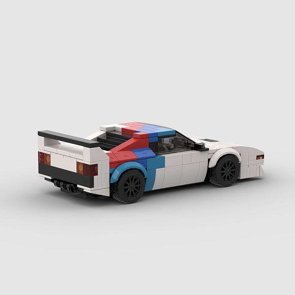 Vue de face de la BMW M1 Motorsport en briques, montrant la calandre et les phares emblématiques.