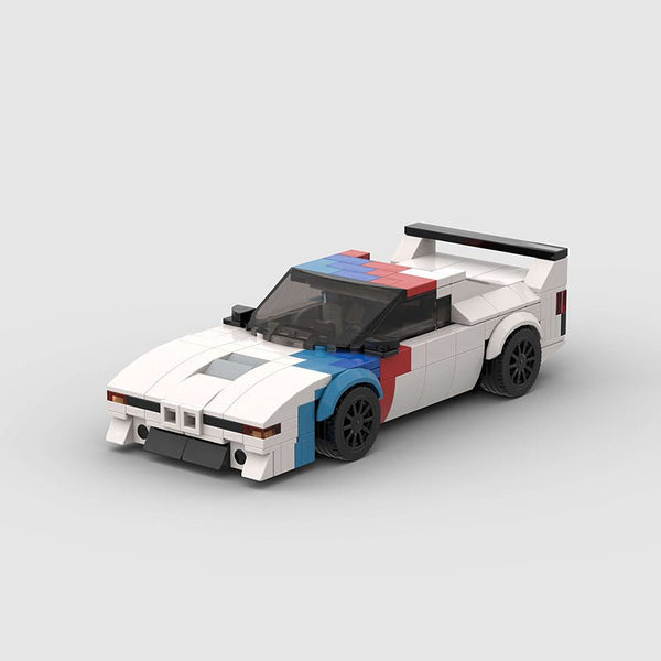 Kit de construction d'une BMW M1 Motorsport en briques, montrant la livrée de course et la vue de trois-quarts avant.