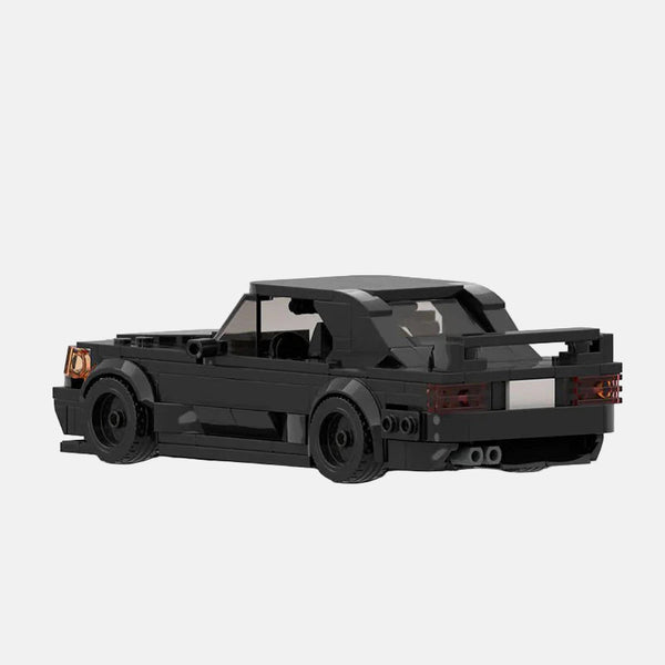 Vue de profil de la Mercedes 190E EVO II en briques, montrant la longueur et les détails du modèle.