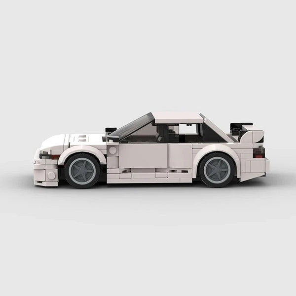 Vue de profil de la Nissan Silvia S14 en briques, montrant la longueur et les détails du modèle.