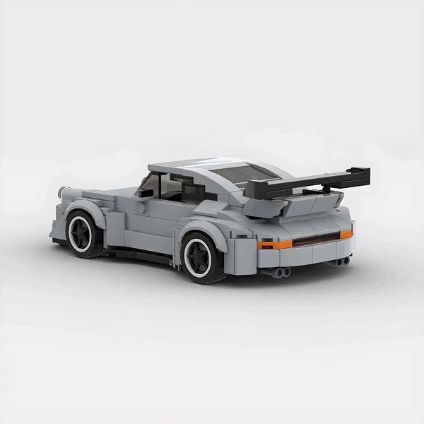 Vue de trois-quarts arrière de la Porsche 911 (930) RWB à construire, mettant en avant son aileron.