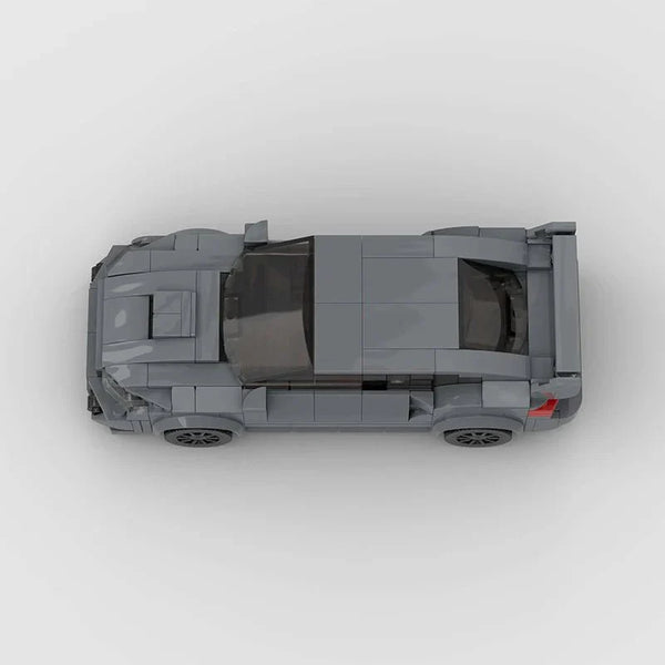 Vue de face de la Subaru WRX STI en briques, montrant la calandre et les phares emblématiques.