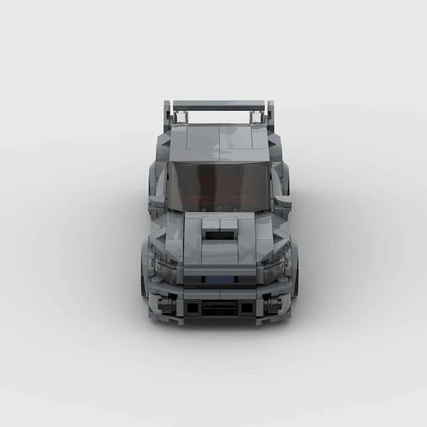 Vue de face de la Subaru WRX STI en briques, montrant la calandre et les phares emblématiques.