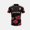 Vue de face du maillot de foot de l'Akatsuki avec un design intégral de nuages rouges, de l'anime Naruto Shippuden.
