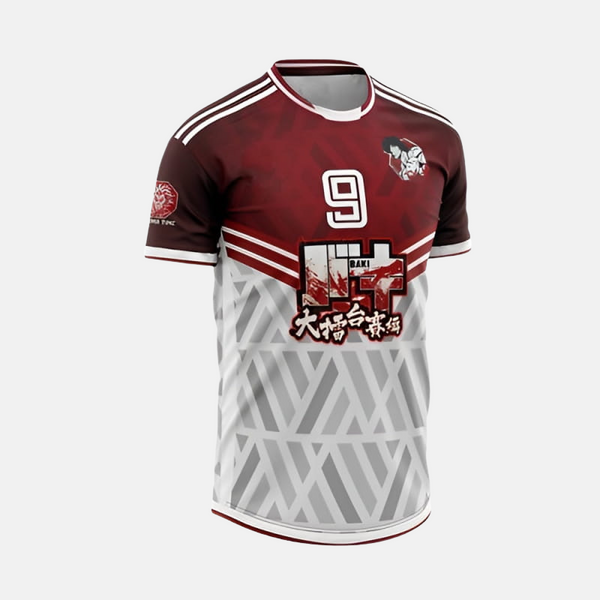 Maillot de foot de Baki Hanma posé à plat, montrant la qualité du tissu en polyester et du blason.