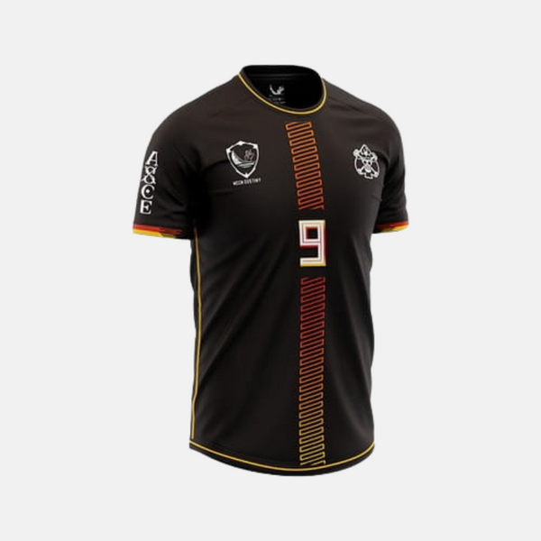 Maillot de foot de Portgas D. Ace de One Piece posé à plat, montrant la qualité du tissu en polyester.