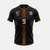 Vue de face du maillot de foot conceptuel de Portgas D. Ace, montrant le design noir et feu et le blason de Barbe Blanche.
