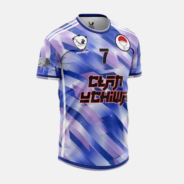 Maillot de foot de Sasuke Uchiwa de Naruto posé à plat, montrant la qualité du tissu en polyester.