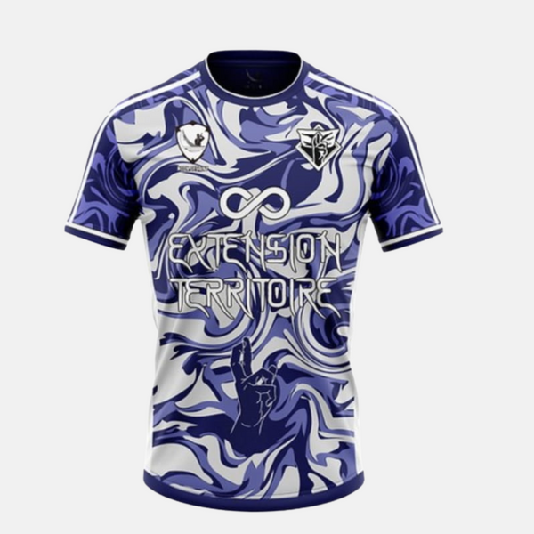 Vue de face du maillot de foot conceptuel de Satoru Gojo, montrant le design cosmique bleu et blanc.