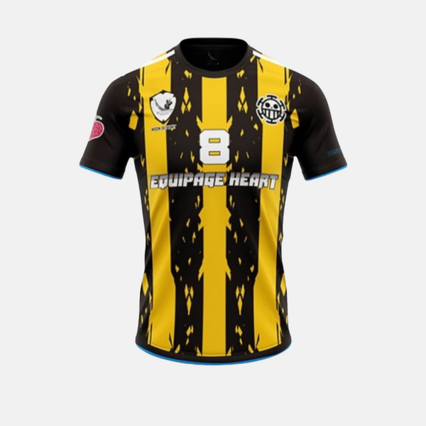 Vue de face du maillot de foot conceptuel de Trafalgar Law, montrant le design à rayures noires et jaunes et le blason des Heart Pirates.