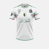Vue de face du maillot de foot conceptuel Vegeta x Algérie, montrant le design blanc et vert et le blason brodé