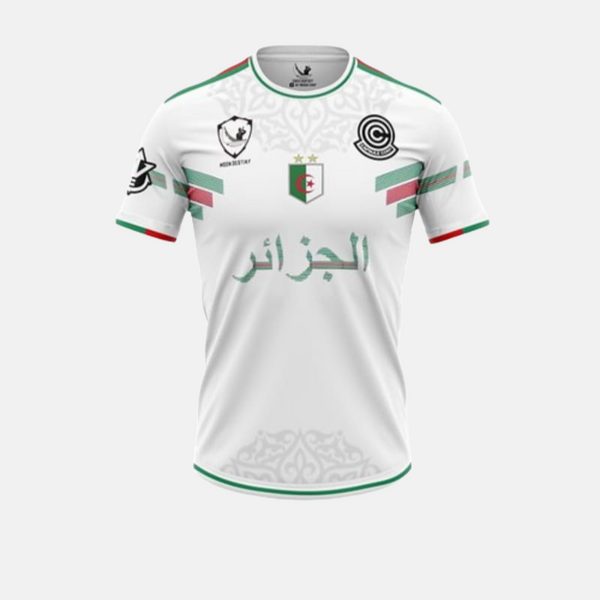 Vue de face du maillot de foot conceptuel Vegeta x Algérie, montrant le design blanc et vert et le blason brodé