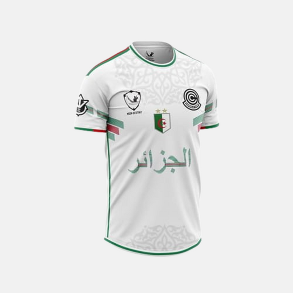 Maillot de foot Vegeta x Algérie posé à plat, montrant la qualité du tissu 100% polyester.