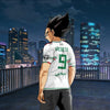 Personne portant le maillot de foot Vegeta x Algérie de Dragon Ball Z dans un style urbain.