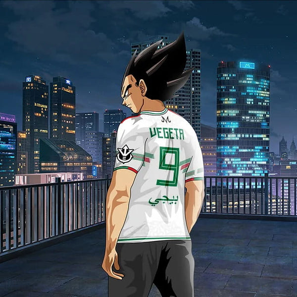 Personne portant le maillot de foot Vegeta x Algérie de Dragon Ball Z dans un style urbain.
