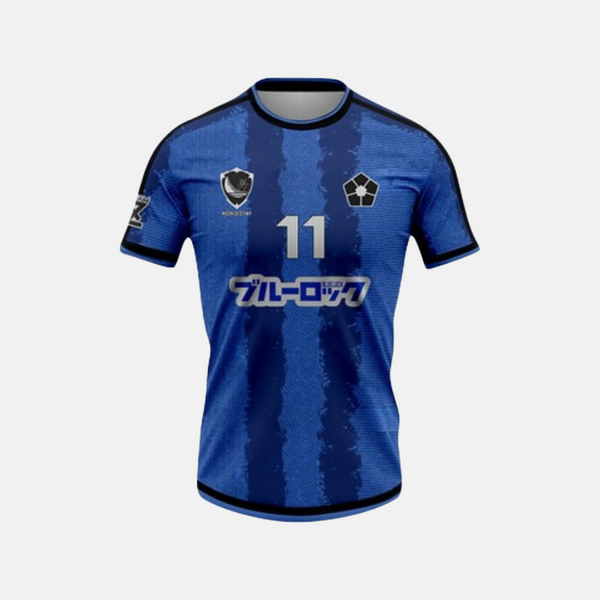 Vue de face du maillot de foot de Yoichi Isagi, montrant le design bleu et le blason du programme Blue Lock.