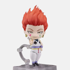 Figurine Nendoroid d'Hisoka (10cm) en pose standard, avec son sourire narquois et ses cheveux rouges.