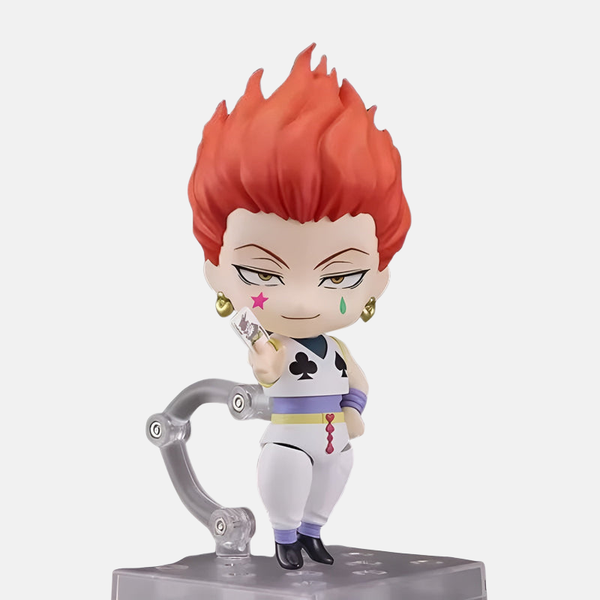 Figurine Nendoroid d'Hisoka (10cm) en pose standard, avec son sourire narquois et ses cheveux rouges.