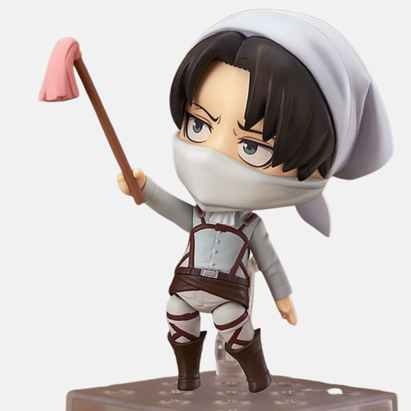 Nendoroid de Livaï Ackerman tenant un plumeau d'une main, l'autre sur la hanche, dans une posture d'inspection.
