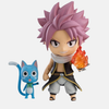 Figurine Nendoroid de Natsu Dragnir (10cm) en pose de combat, avec un effet de flamme sur son poing, et la figurine de Happy à ses côtés.