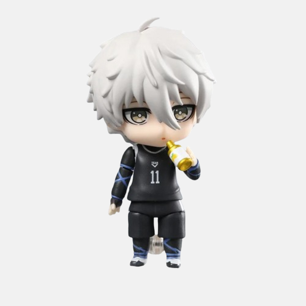 Nendoroid de Seishiro Nagi en train de jongler avec un ballon de foot, démontrant sa technique et la posabilité de la figurine.