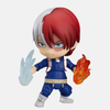 Nendoroid de Shoto Todoroki en pose d'attaque, utilisant son Alter de feu avec une explosion de flammes dans sa main gauche.