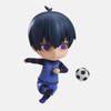 Nendoroid de Yoichi Isagi en pleine action de tir, s'apprêtant à frapper dans un ballon de football avec son visage intense.