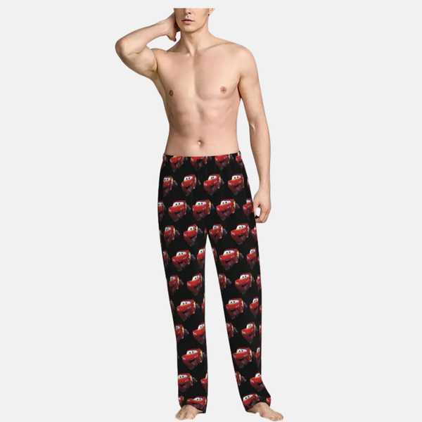 Homme portant le pantalon pyjama Flash McQueen, montrant la coupe et le design "all-over".